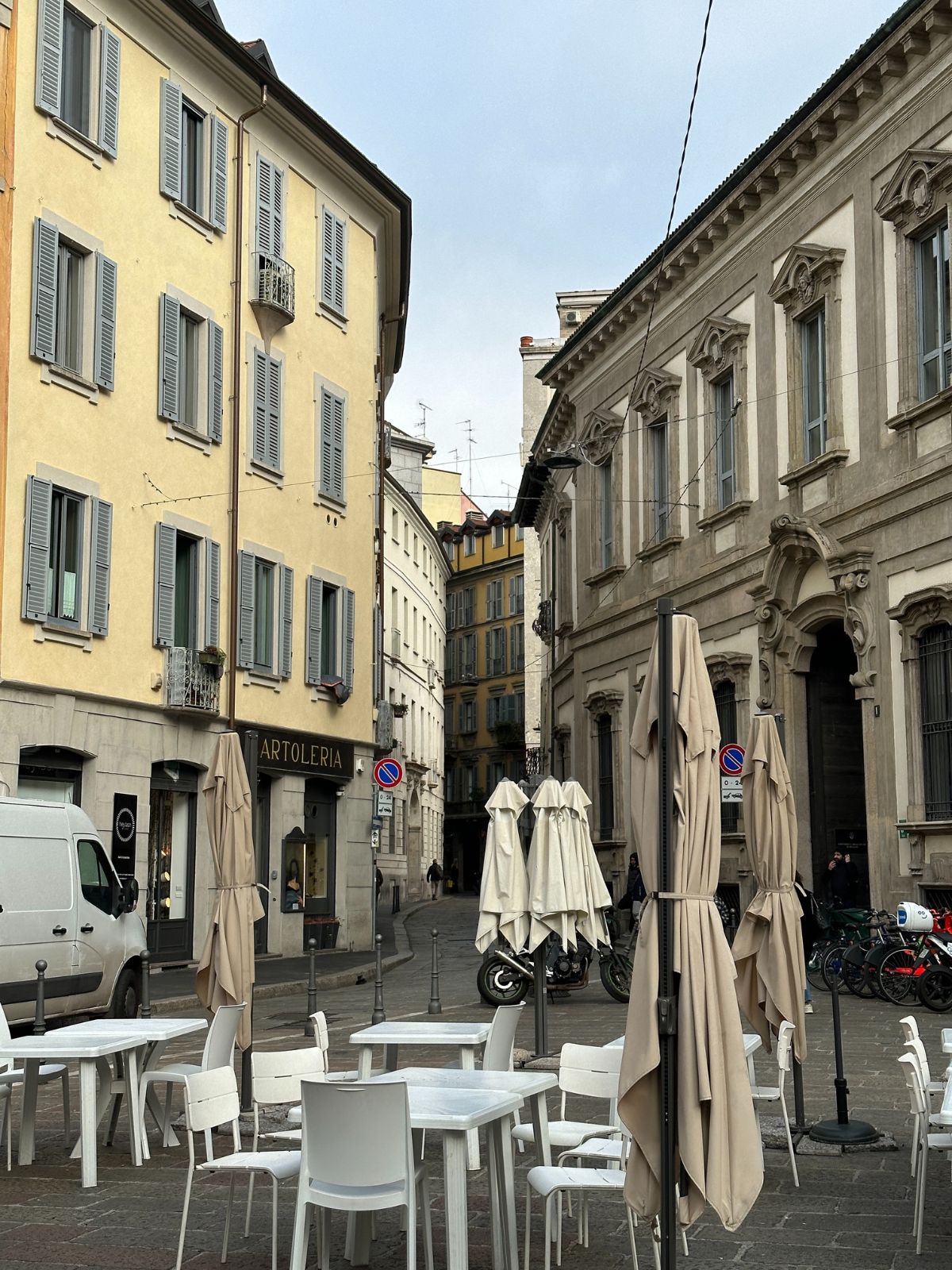 Poke Samba. Healthy and quick lunch with a view to a historic piazza just for 12 euro